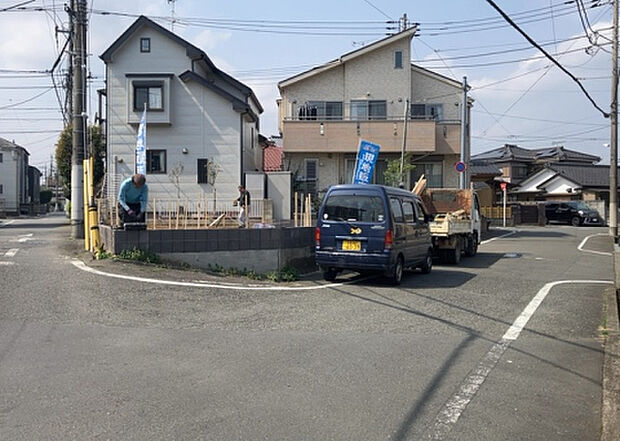 住宅用の土地では前面道路に2m以上接していなければならないと法律で定められています。しかし、お持ちの車のサイズやライフスタイルなどにより、2mでは利便が悪い場合もございますので、事前に確認しましょう。