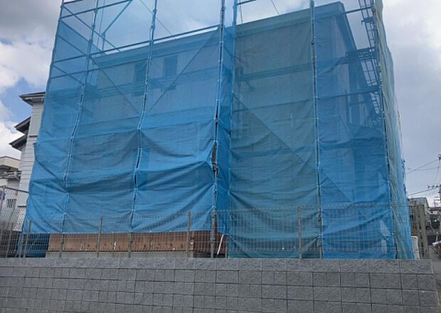 木造住宅とは土台、壁、柱など建築物の強度を支える構造体の材に木が使用されている構造を指します。構造体は建物の自重を支えるだけではなく風圧や水圧、積裁荷重などあらゆる衝撃に耐えるための基礎です。