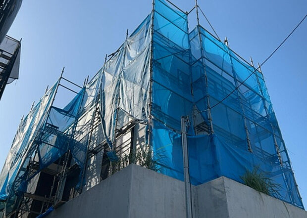 木造住宅とは土台、壁、柱など建築物の強度を支える構造体の材に木が使用されている構造を指します。構造体は建物の自重を支えるだけではなく風圧や水圧、積裁荷重などあらゆる衝撃に耐えるための基礎です。