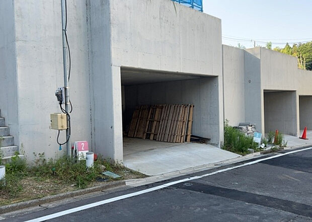 車一台あたりに必要なスペースは、標準サイズの普通自動車で横幅2m50cm、長さ5mは必要になります。ただし、乗降のことも考慮して横幅3m30cm、長さ5m50cmほどは確保できるところを選びましょう。