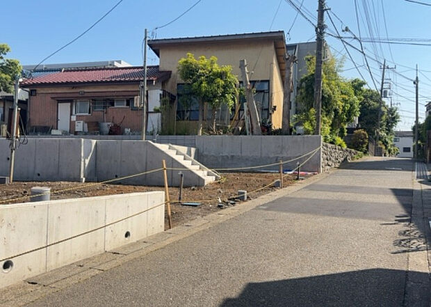 住宅用の土地では前面道路に2m以上接していなければならないと法律で定められています。しかし、お持ちの車のサイズやライフスタイルなどにより、2mでは利便が悪い場合もございますので、事前に確認しましょう。