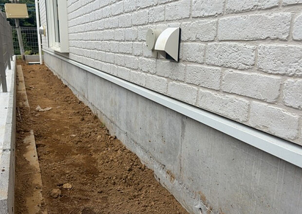 木造住宅とは土台、壁、柱など建築物の強度を支える構造体の材に木が使用されている構造を指します。構造体は建物の自重を支えるだけではなく風圧や水圧、積裁荷重などあらゆる衝撃に耐えるための基礎です。
