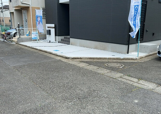 住宅用の土地では前面道路に2m以上接していなければならないと法律で定められています。しかし、お持ちの車のサイズやライフスタイルなどにより、2mでは利便が悪い場合もございますので、事前に確認しましょう。