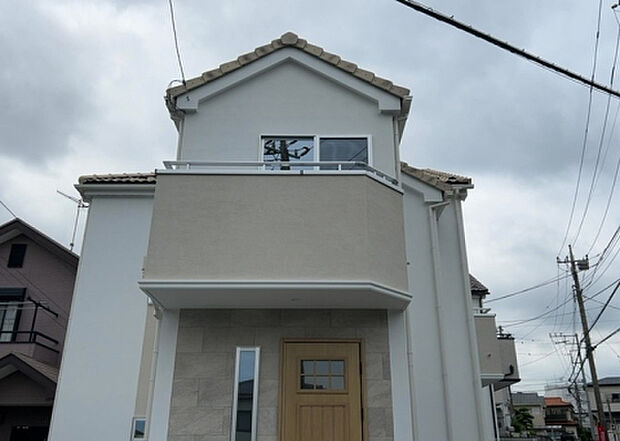 住宅用の土地では前面道路に2m以上接していなければならないと法律で定められています。しかし、お持ちの車のサイズやライフスタイルなどにより、2mでは利便が悪い場合もございますので、事前に確認しましょう。