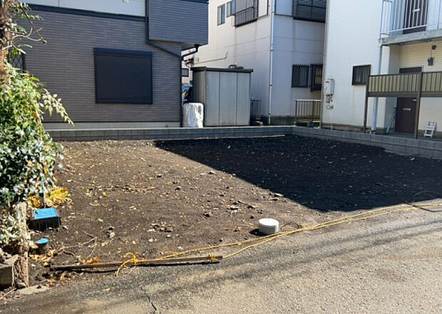 現地をご見学に行く際は、道路の幅や周辺の交通量、施設などをご確認頂くことをおすすめします！ある程度イメージをつけたいという場合は、同売主の施工事例や完成パースもお見せします。