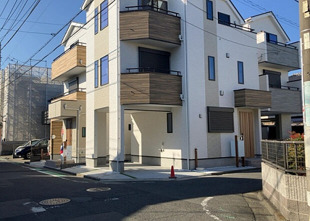 ついに完成致しました！現地をご見学に行く際は、道路の幅や周辺の交通量、施設などをご確認頂くことをおすすめします！物件の流れが早いため、内見をしたい方はお早めに当社営業までお問い合わせ頂きご予約下さい！