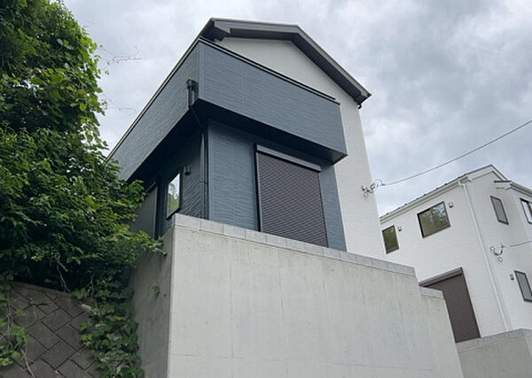 ついに完成致しました！現地をご見学に行く際は、道路の幅や周辺の交通量、施設などをご確認頂くことをおすすめします！物件の流れが早いため、内見をしたい方はお早めに当社営業までお問い合わせ頂きご予約下さい！