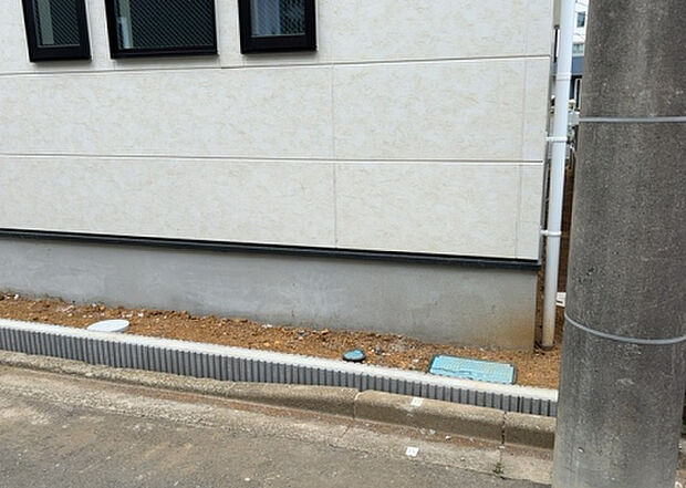 木造住宅とは土台、壁、柱など建築物の強度を支える構造体の材に木が使用されている構造を指します。構造体は建物の自重を支えるだけではなく風圧や水圧、積裁荷重などあらゆる衝撃に耐えるための基礎です。
