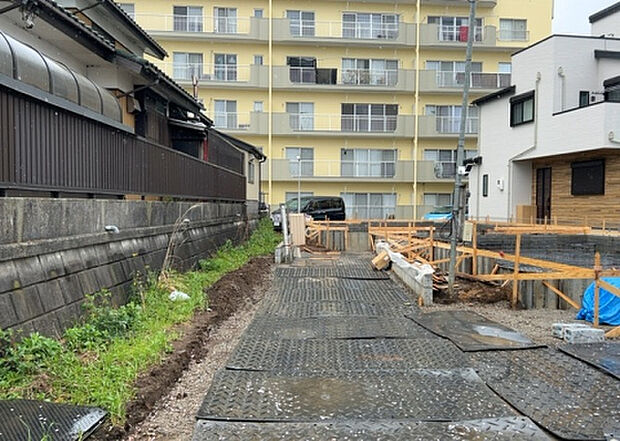 現地をご見学に行く際は、道路の幅や周辺の交通量、施設などをご確認頂くことをおすすめします！ある程度イメージをつけたいという場合は、同売主の施工事例や完成パースもお見せします。