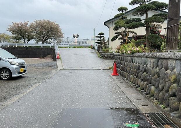 桜や紅葉の名所に出かける人は多いと思いますが、家にいながら季節の移ろいを感じる生活を送りませんか？リビングや窓から見える景色が生活を彩るワンポイントに！現地から見える景色を堪能してみては如何でしょう。