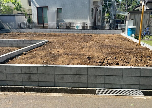 木造住宅とは土台、壁、柱など建築物の強度を支える構造体の材に木が使用されている構造を指します。構造体は建物の自重を支えるだけではなく風圧や水圧、積裁荷重などあらゆる衝撃に耐えるための基礎です。