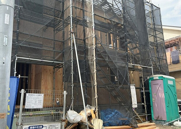 住宅用の土地では前面道路に2m以上接していなければならないと法律で定められています。しかし、お持ちの車のサイズやライフスタイルなどにより、2mでは利便が悪い場合もございますので、事前に確認しましょう。