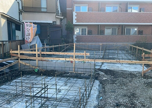 木造住宅とは土台、壁、柱など建築物の強度を支える構造体の材に木が使用されている構造を指します。構造体は建物の自重を支えるだけではなく風圧や水圧、積裁荷重などあらゆる衝撃に耐えるための基礎です。