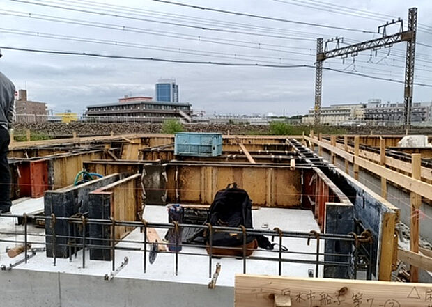 木造住宅とは土台、壁、柱など建築物の強度を支える構造体の材に木が使用されている構造を指します。構造体は建物の自重を支えるだけではなく風圧や水圧、積裁荷重などあらゆる衝撃に耐えるための基礎です。