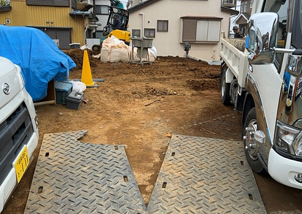 車一台あたりに必要なスペースは、標準サイズの普通自動車で横幅2m50cm、長さ5mは必要になります。ただし、乗降のことも考慮して横幅3m30cm、長さ5m50cmほどは確保できるところを選びましょう。