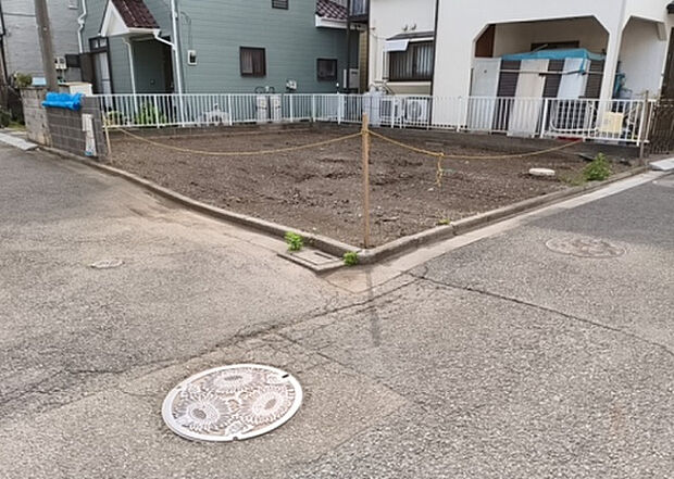 住宅用の土地では前面道路に2m以上接していなければならないと法律で定められています。しかし、お持ちの車のサイズやライフスタイルなどにより、2mでは利便が悪い場合もございますので、事前に確認しましょう。