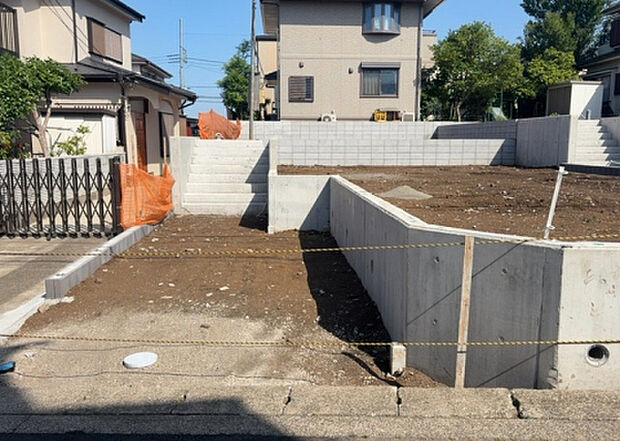 現地をご見学に行く際は、道路の幅や周辺の交通量、施設などをご確認頂くことをおすすめします！ある程度イメージをつけたいという場合は、同売主の施工事例や完成パースもお見せします。