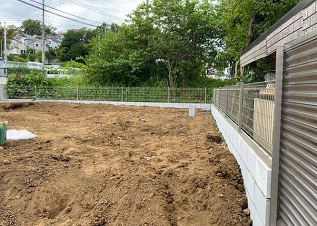 木造住宅とは土台、壁、柱など建築物の強度を支える構造体の材に木が使用されている構造を指します。構造体は建物の自重を支えるだけではなく風圧や水圧、積裁荷重などあらゆる衝撃に耐えるための基礎です。