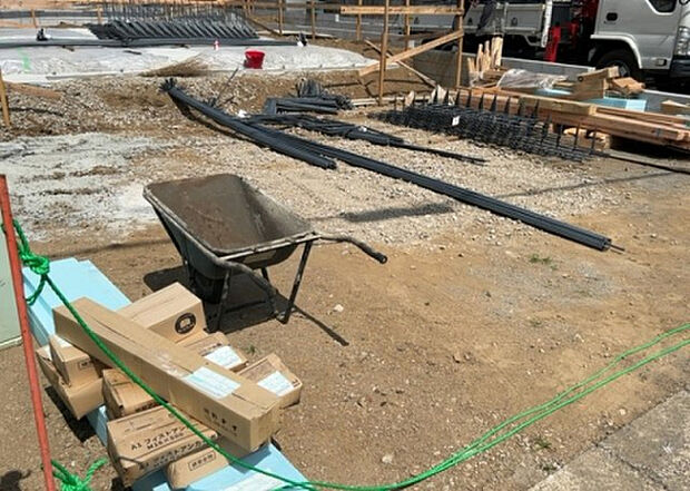 木造住宅とは土台、壁、柱など建築物の強度を支える構造体の材に木が使用されている構造を指します。構造体は建物の自重を支えるだけではなく風圧や水圧、積裁荷重などあらゆる衝撃に耐えるための基礎です。