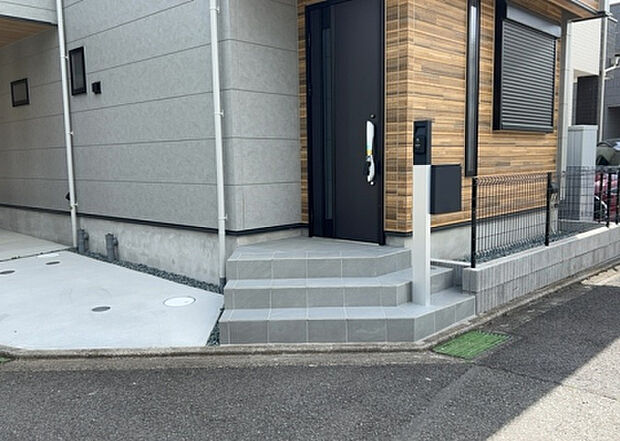 木造住宅とは土台、壁、柱など建築物の強度を支える構造体の材に木が使用されている構造を指します。構造体は建物の自重を支えるだけではなく風圧や水圧、積裁荷重などあらゆる衝撃に耐えるための基礎です。