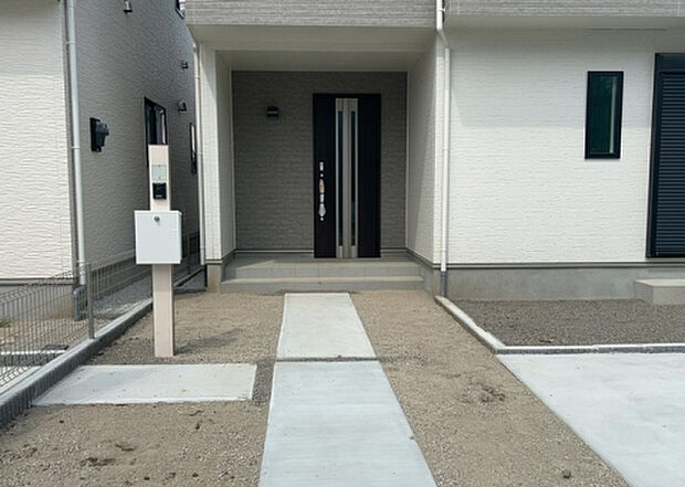 木造住宅とは土台、壁、柱など建築物の強度を支える構造体の材に木が使用されている構造を指します。構造体は建物の自重を支えるだけではなく風圧や水圧、積裁荷重などあらゆる衝撃に耐えるための基礎です。