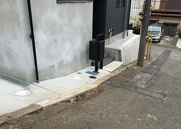 木造住宅とは土台、壁、柱など建築物の強度を支える構造体の材に木が使用されている構造を指します。構造体は建物の自重を支えるだけではなく風圧や水圧、積裁荷重などあらゆる衝撃に耐えるための基礎です。