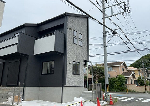 住宅用の土地では前面道路に2m以上接していなければならないと法律で定められています。しかし、お持ちの車のサイズやライフスタイルなどにより、2mでは利便が悪い場合もございますので、事前に確認しましょう。