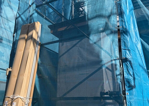 木造住宅とは土台、壁、柱など建築物の強度を支える構造体の材に木が使用されている構造を指します。構造体は建物の自重を支えるだけではなく風圧や水圧、積裁荷重などあらゆる衝撃に耐えるための基礎です。
