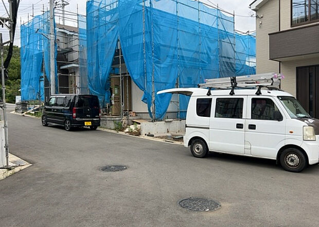 住宅用の土地では前面道路に2m以上接していなければならないと法律で定められています。しかし、お持ちの車のサイズやライフスタイルなどにより、2mでは利便が悪い場合もございますので、事前に確認しましょう。