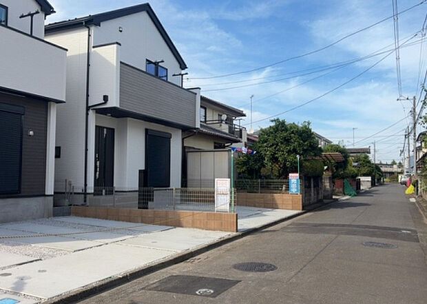 住宅用の土地では前面道路に2m以上接していなければならないと法律で定められています。しかし、お持ちの車のサイズやライフスタイルなどにより、2mでは利便が悪い場合もございますので、事前に確認しましょう。