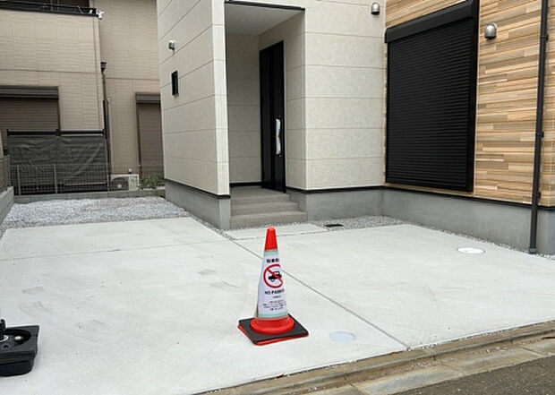 車一台あたりに必要なスペースは、標準サイズの普通自動車で横幅2m50cm、長さ5mは必要になります。ただし、乗降のことも考慮して横幅3m30cm、長さ5m50cmほどは確保できるところを選びましょう。