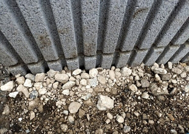 木造住宅とは土台、壁、柱など建築物の強度を支える構造体の材に木が使用されている構造を指します。構造体は建物の自重を支えるだけではなく風圧や水圧、積裁荷重などあらゆる衝撃に耐えるための基礎です。