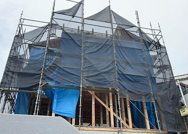 木造住宅とは土台、壁、柱など建築物の強度を支える構造体の材に木が使用されている構造を指します。構造体は建物の自重を支えるだけではなく風圧や水圧、積裁荷重などあらゆる衝撃に耐えるための基礎です。