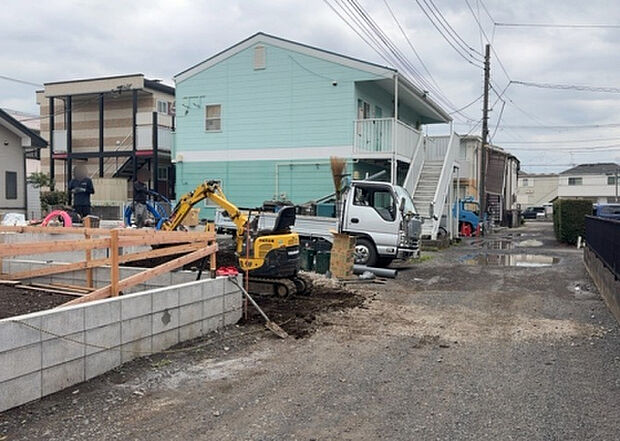 住宅用の土地では前面道路に2m以上接していなければならないと法律で定められています。しかし、お持ちの車のサイズやライフスタイルなどにより、2mでは利便が悪い場合もございますので、事前に確認しましょう。