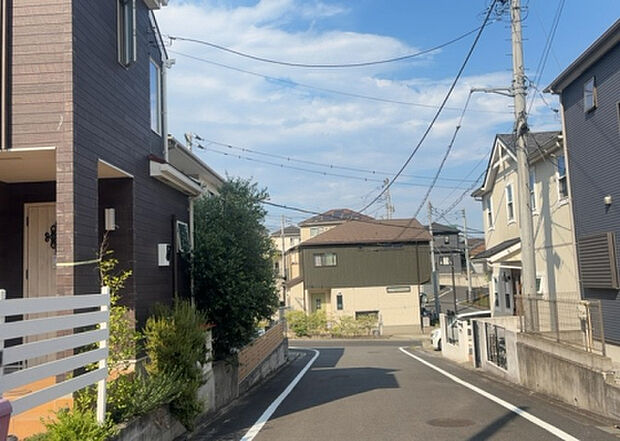 桜や紅葉の名所に出かける人は多いと思いますが、家にいながら季節の移ろいを感じる生活を送りませんか？リビングや窓から見える景色が生活を彩るワンポイントに！現地から見える景色を堪能してみては如何でしょう。