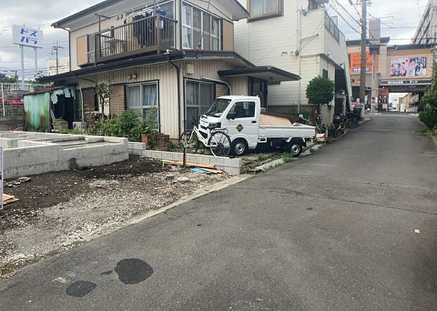 住宅用の土地では前面道路に2m以上接していなければならないと法律で定められています。しかし、お持ちの車のサイズやライフスタイルなどにより、2mでは利便が悪い場合もございますので、事前に確認しましょう。