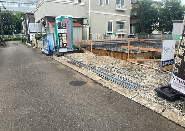 住宅用の土地では前面道路に2m以上接していなければならないと法律で定められています。しかし、お持ちの車のサイズやライフスタイルなどにより、2mでは利便が悪い場合もございますので、事前に確認しましょう。