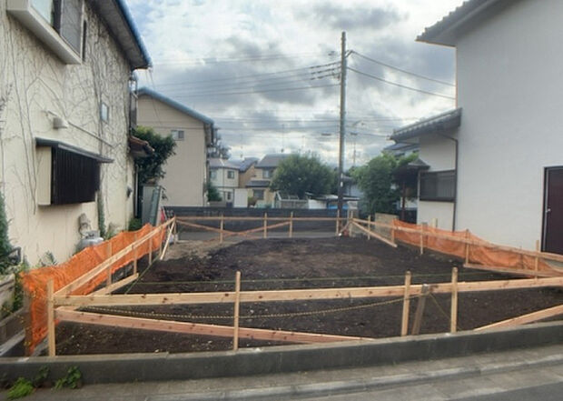 ついに完成致しました！現地をご見学に行く際は、道路の幅や周辺の交通量、施設などをご確認頂くことをおすすめします！物件の流れが早いため、内見をしたい方はお早めに当社営業までお問い合わせ頂きご予約下さい！