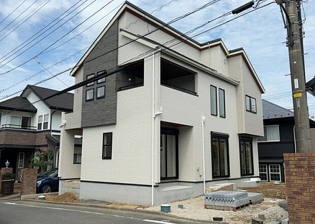 住宅用の土地では前面道路に2m以上接していなければならないと法律で定められています。しかし、お持ちの車のサイズやライフスタイルなどにより、2mでは利便が悪い場合もございますので、事前に確認しましょう。