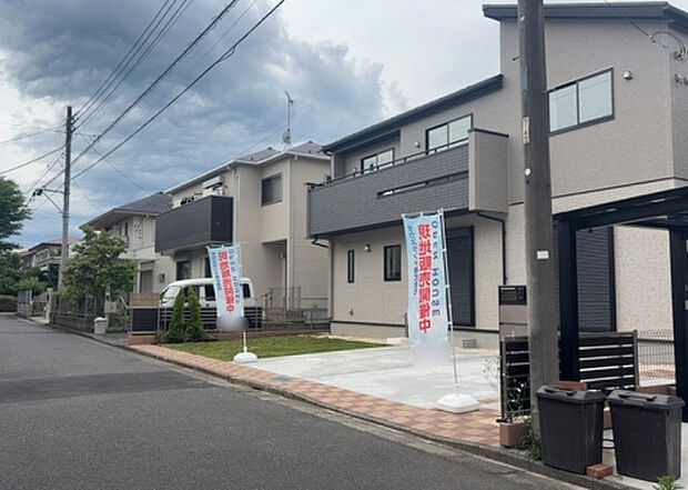 住宅用の土地では前面道路に2m以上接していなければならないと法律で定められています。しかし、お持ちの車のサイズやライフスタイルなどにより、2mでは利便が悪い場合もございますので、事前に確認しましょう。