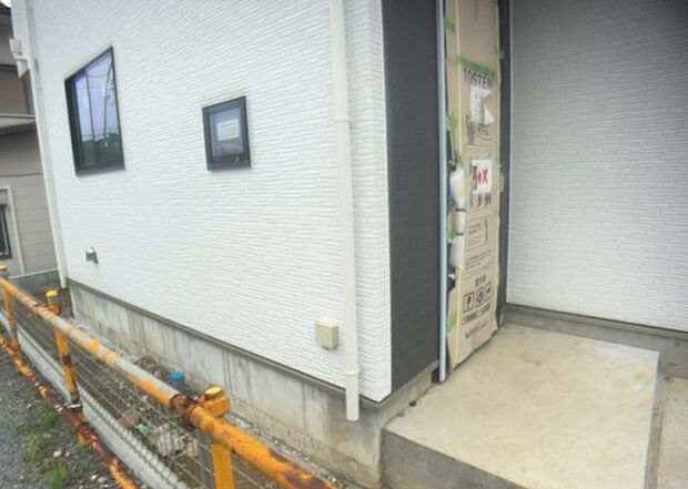 木造住宅とは土台、壁、柱など建築物の強度を支える構造体の材に木が使用されている構造を指します。構造体は建物の自重を支えるだけではなく風圧や水圧、積裁荷重などあらゆる衝撃に耐えるための基礎です。