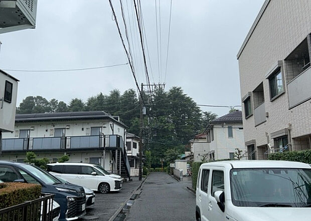 桜や紅葉の名所に出かける人は多いと思いますが、家にいながら季節の移ろいを感じる生活を送りませんか？リビングや窓から見える景色が生活を彩るワンポイントに！現地から見える景色を堪能してみては如何でしょう。