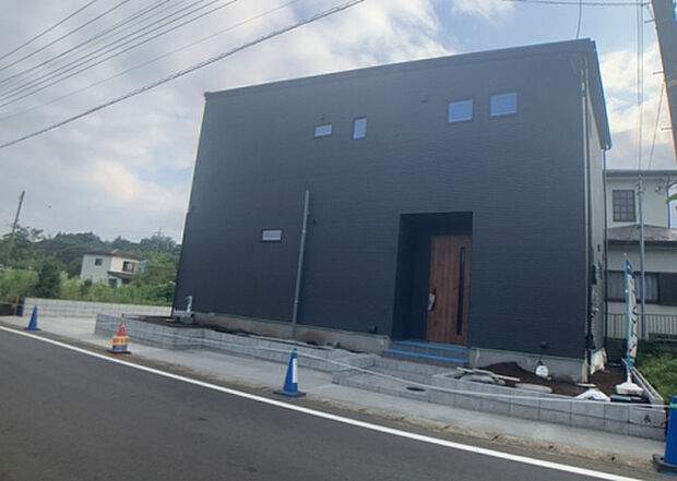 ついに完成致しました!現地をご見学に行く際は、道路の幅や周辺の交通量、施設などをご確認頂くことをおすすめします!物件の流れが早いため、内見をしたい方はお早めに当社営業までお問い合わせ頂きご予約下さい!