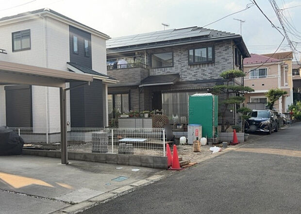 住宅用の土地では前面道路に2m以上接していなければならないと法律で定められています。しかし、お持ちの車のサイズやライフスタイルなどにより、2mでは利便が悪い場合もございますので、事前に確認しましょう。