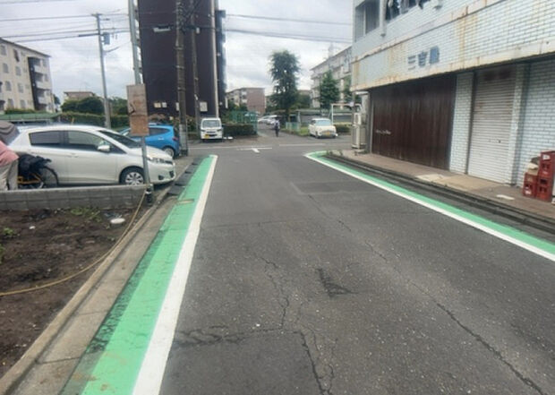 住宅用の土地では前面道路に2m以上接していなければならないと法律で定められています。しかし、お持ちの車のサイズやライフスタイルなどにより、2mでは利便が悪い場合もございますので、事前に確認しましょう。