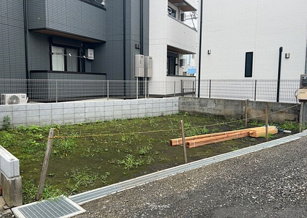 住宅用の土地では前面道路に2m以上接していなければならないと法律で定められています。しかし、お持ちの車のサイズやライフスタイルなどにより、2mでは利便が悪い場合もございますので、事前に確認しましょう。