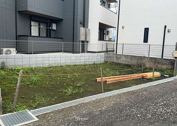 木造住宅とは土台、壁、柱など建築物の強度を支える構造体の材に木が使用されている構造を指します。構造体は建物の自重を支えるだけではなく風圧や水圧、積裁荷重などあらゆる衝撃に耐えるための基礎です。