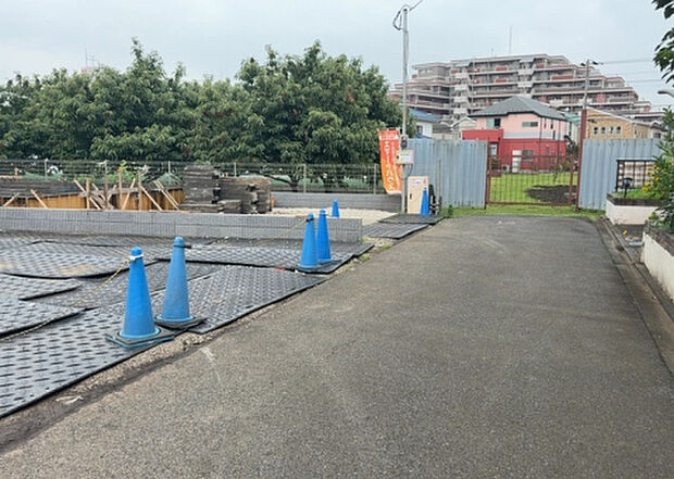 住宅用の土地では前面道路に2m以上接していなければならないと法律で定められています。しかし、お持ちの車のサイズやライフスタイルなどにより、2mでは利便が悪い場合もございますので、事前に確認しましょう。