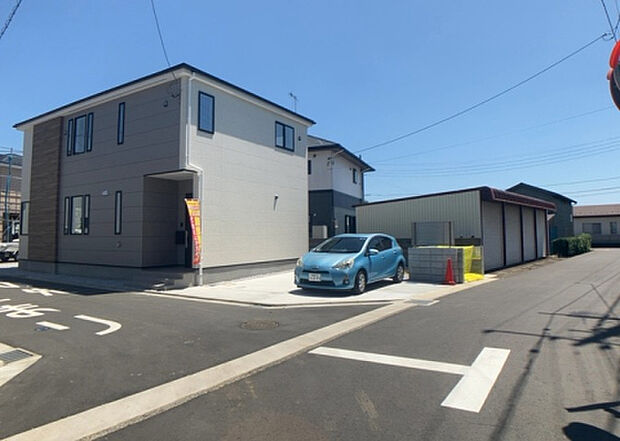 住宅用の土地では前面道路に2m以上接していなければならないと法律で定められています。しかし、お持ちの車のサイズやライフスタイルなどにより、2mでは利便が悪い場合もございますので、事前に確認しましょう。