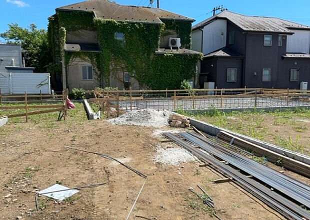 現地をご見学に行く際は、道路の幅や周辺の交通量、施設などをご確認頂くことをおすすめします!ある程度イメージをつけたいという場合は、同売主の施工事例や完成パースもお見せします。